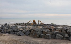 Tywn_rock_breakwater_can