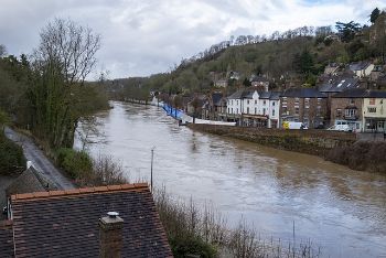Flood_barriers_River_Severn_1.jpg